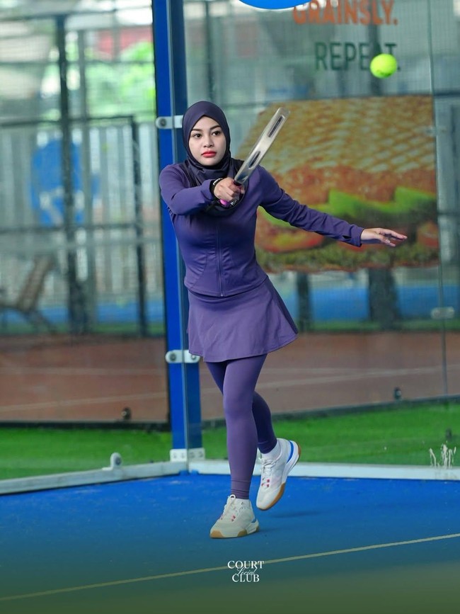 10 Gaya Hijab Artis Saat Main Padel, Paula Verhoeven hingga Aurel Hermansyah 10 Gaya Hijab Artis Saat Main Padel, Paula Verhoeven hingga Aurel Hermansyah