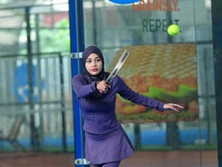 10 Gaya Hijab Artis Saat Main Padel, Paula Verhoeven hingga Aurel Hermansyah