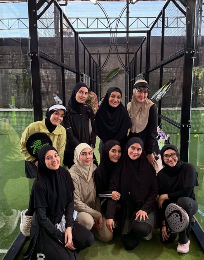 Menjaga aurat sambil tetap aktif berolahraga kini bukan hal yang sulit. Seperti Dhini Aminarti yang menunjukkan bahwa berhijab tidak membatasi gerak, justru bisa menjadi bagian dari gaya hidup sehat yang tetap syari dan stylish. Dhini memakai baju olahraga serba hitam dengan hijab yang menutupi dada. Dia bermain paden bersama dengan rekan selebriti lainnya. Foto: Dok. Instagram @dhiniaminarti.