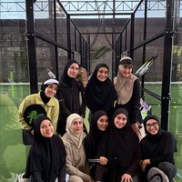 Menjaga aurat sambil tetap aktif berolahraga kini bukan hal yang sulit. Seperti Dhini Aminarti yang menunjukkan bahwa berhijab tidak membatasi gerak, justru bisa menjadi bagian dari gaya hidup sehat yang tetap syari dan stylish. Dhini memakai baju olahraga serba hitam dengan hijab yang menutupi dada. Dia bermain paden bersama dengan rekan selebriti lainnya. Foto: Dok. Instagram @dhiniaminarti.