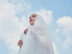 Olla Ramlan Tampil Anggun Saat Salat Idul Adha, Gaya Hijab Jadi Sorotan