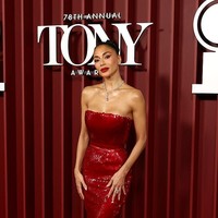 Untuk sentuhan akhir, ia menggunakan Moroccanoil dan semprotan rambut mewah beraroma Valaya dari Parfums de Marly. Sementara itu, perias wajah Rokael Lizama memilih nuansa monokromatik dengan riasan mata smoky berwarna mawar dan pulasan bibir merah menyala dari rangkaian produk Revlon, serasi dengan keseluruhan tema glamor malam itu. (Foto: Arturo Holmes/WireImage)