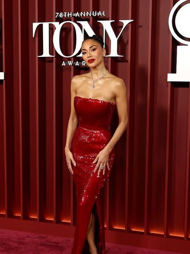 Gaya Nicole Scherzinger di Tony Awards 2025 NEW YORK, NEW YORK - JUNE 08: Nicole Scherzinger attends The 78th Annual Tony Awards at Radio City Music Hall on June 08, 2025 in New York City. (Photo by Arturo Holmes/WireImage)