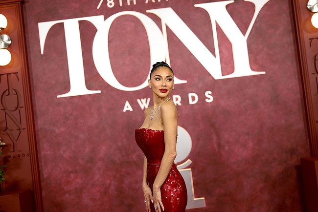 Tak hanya busana dan aksesori yang memesona, Scherzinger juga tampil prima dalam tata rias dan gaya rambut. Penata rambut selebriti Dimitris Giannetos menata rambut hitam legamnya dalam sanggul sleek yang memberi kesan elegan ala Audrey Hepburn dalam Breakfast at Tiffany’s. (Foto: Dimitrios Kambouris/Getty Images for Tony Awards Productions)