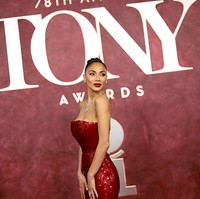 Tak hanya busana dan aksesori yang memesona, Scherzinger juga tampil prima dalam tata rias dan gaya rambut. Penata rambut selebriti Dimitris Giannetos menata rambut hitam legamnya dalam sanggul sleek yang memberi kesan elegan ala Audrey Hepburn dalam Breakfast at Tiffany’s. (Foto: Dimitrios Kambouris/Getty Images for Tony Awards Productions)