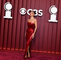 Di karpet merah, ia tak kalah memukau dalam balutan gaun merah sequin rancangan Rodarte. Mengusung gaya glamor ala ikon Hollywood klasik, gaun strapless tersebut mengingatkan pada karakter Jessica Rabbit. (Foto: Alyssa Greenberg/WWD via Getty Images)
