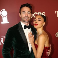 Penampilan Scherzinger selaras dengan momen penting dalam karier panggungnya. Sunset Boulevard memperoleh tujuh nominasi termasuk Best Musical Revival, Best Direction of a Musical, dan Best Sound Design of a Musical. Rekan mainnya, Tom Francis, juga masuk nominasi untuk kategori Aktor Utama Terbaik dalam Musikal. Momen tersebut kian spesial dengan kehadiran sang tunangan, atlet rugby Thom Evans. (Foto: Bruce Glikas/WireImage)