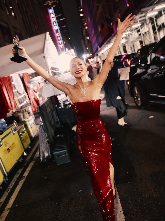 Pertama-tama, aku harus berterima kasih kepada Tuhan karena telah membimbingku di setiap langkah perjalanan ini. Segala kemuliaan hanya untuk-Mu. Kalian tahu jadwal di Broadway itu benar-benar berat,” kata Nicole di panggung setelah menerima penghargaan tersebut dari Oprah Winfrey. Ia melanjutkan, “Aku harus jujur... Aku sangat merasa terhormat bisa diakui bersama para perempuan hebat dan tangguh di kategori ini. Aku ingin mengucapkan terima kasih kepada kalian semua. (Foto: Instagram/@nicolescherzinger)