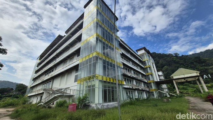 Gedung Perkantoran Pemkab Sukabmi terbengkalai.