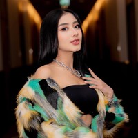 Pedangdut asal Bandung ini memiliki fitur wajah yang khas. Selain wajah mungil, belahan di dagu menambah kesan manis dan imut. Dagu belah atau lesung dagu ini ternyata sebagian besar muncul karena faktor genetik. Foto: dok Instagram gheayoubi