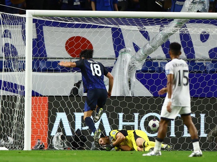 Timnas Jepang kembali membobol gawang Timnas Indonesia. Samurai Biru kini sudah mencetak setengah lusin gol alias enam gol ke gawang Garuda. Pertandingan berlangsung di Suita City Stadium, Selasa (10/6/2025).