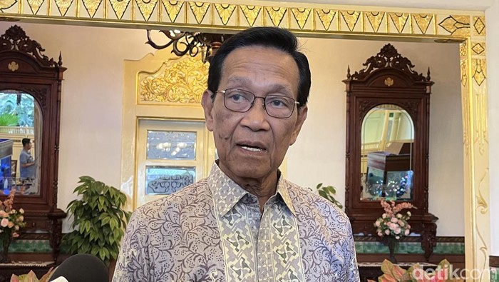 Gubernur DIY Sultan Hamengku Buwono X di Kantor Gubernur, kompleks Kepatihan, Kota Jogja, Selasa (10/6/2025).