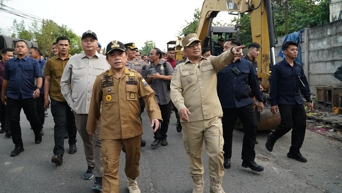Gubernur Jambi Al Haris dan Walkot Jambi Maulana saat ikut tertibkan PKL di jalanan