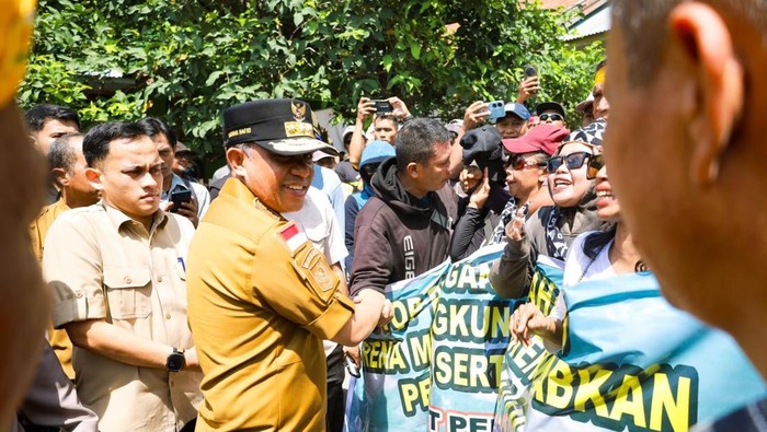 Gubernur Sulteng Anwar Farid menemui warga yang demo terkait tambang galian C di Palu.