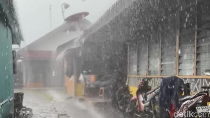 Hujan mengguyur Kota Padang, Sumbar. (Jeka Kampai/detikSumut)