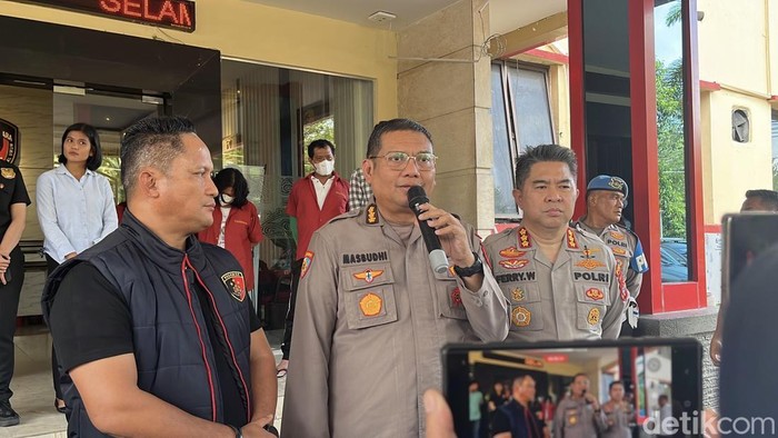 Irwasda Polda Sumut Kombes Nanang saat konferensi pers di Polda Sumut.  (Finta Rahyuni/detikSumut)