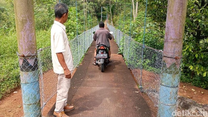 Jembatan Gantung Swiss di Desa Bojonggedang Rancah, Kabupaten Ciamis.