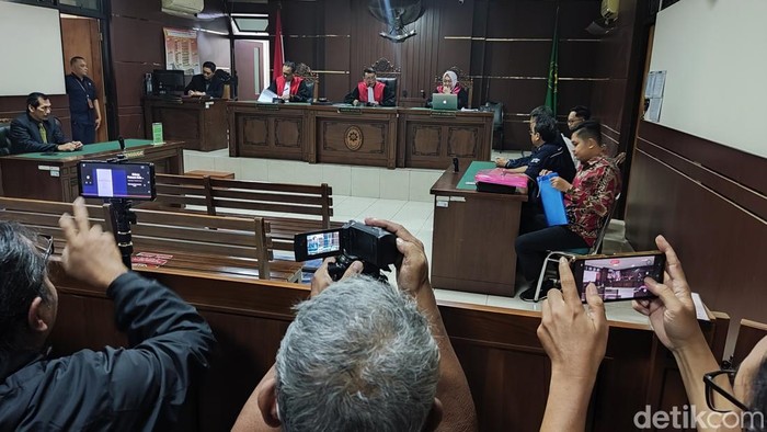 Majelis hakim saat membacakan putusan sela terkait permohonan pihak ketiga intervensi dalam gugatan perdata terkait keaslian ijazah Jokowi di PN Sleman, Selasa (10/6/2025).