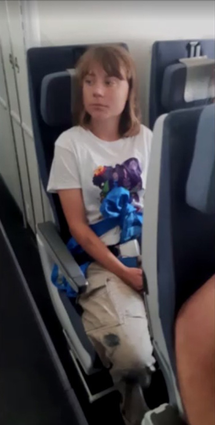 Israel mengatakan aktivis asal Swedia, Greta Thunberg, telah meninggalkan negara itu dengan penerbangan menuju ke Prancis. Thunberg diterbangkan keluar dari Israel usai sempat ditahan bersama belasan aktivis lainnya buntut pencegatan terhadap kapal Madleen yang berlayar menuju ke Jalur Gaza. (Reuters/Israel Foreign Ministry via X)