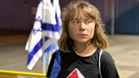 Otoritas Israel mengatakan pada Selasa (10/6) bahwa Thunberg dan para aktivis lainnya, yang ditahan di atas kapal yang berlayar menuju ke Jalur Gaza, telah dibawa ke bandara Ben Gurion di Tel Aviv untuk dideportasi. (Reuters/Israel Foreign Ministry via X)