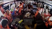 Kapal bernama Madleen yang dioperasikan oleh kelompok aktivis Freedom Flotilla Coalition dan membawa bantuan kemanusiaan simbolis untuk Jalur Gaza itu dicegat oleh pasukan Angkatan Laut Israel sebelum berhasil mencapai daerah kantong Palestina tersebut. (Reuters/Israel Foreign Ministry via X)