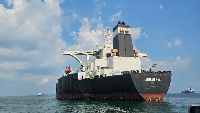 Kapal Supertanker MT Arman 114 berbendera Iran.