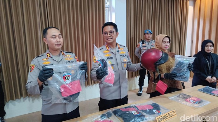 Kapolresta Banyumas, Kombes Ari Wibowo (tengah) menunjukkan barang bukti kasus pembunuhan gadis warga Kecamatan Paguyangan, Kabupaten Brebes di Mapolresta Banyumas, Selasa (10/6/2025).