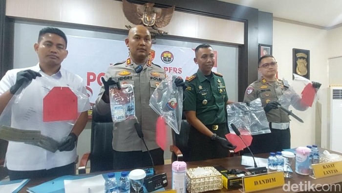 Kapolres Kendal dan Dandim Kendal tunjukkan BB