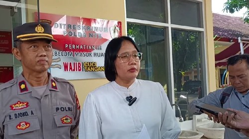 Kasubdit IV PPA Ditreskrimum Polda NTB, AKBP Ni Made Pujawati, memberikan keterangan pers di depan kantornya, Selasa (10/6/2025). (Abdurrasyid Efendi/detikBali)