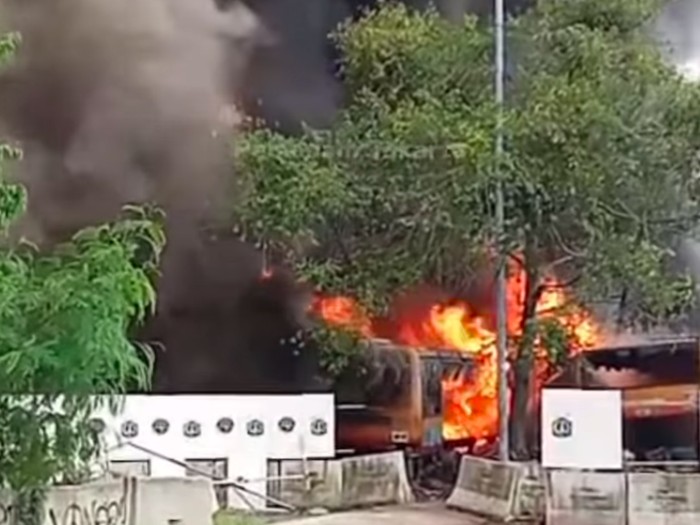 Kebakaran besar terjadi di pool bus bekas di Cengkareng, Jakbar. Insiden kebakaran ini diduga dipicu percikan api las. (dok Gulkarmat Jakarta)