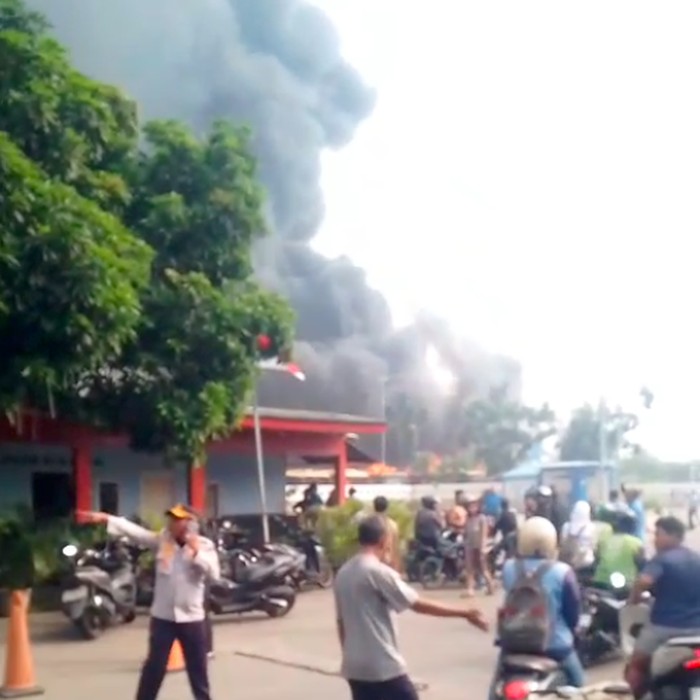 Kebakaran terjadi di pool bus bekas di daerah Cengkareng, Jakarta Barat (Jakbar). Petugas pemadam kebakaran (damkar) bergerak menangani kebakaran. (dok Istimewa)