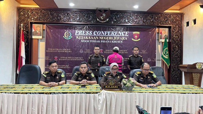 Kejaksaan Negeri Jepara menetapkan AWP sebagai tersangka atas kasus tindak pidana korupsi di salah satu bank pelat merah di Jepara, Selasa (10/6/2025).