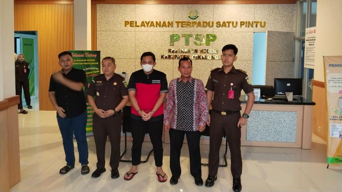 Kejaksaan Negeri Pekalongan menahan Kepala Desa Kesesi, Kecamatan Kesesi, Kabupaten Pekalongan, Selasa (10/6/2025). Kades berinisil JI itu ditetapkan sebagai tersangka korupsi Dana Desa senilai Rp 956 juta.