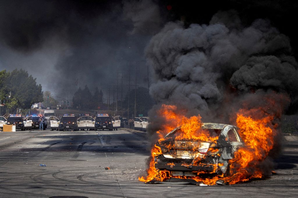 kendaraan polisi yang rusak selama protes terhadap pemeriksaan imigrasi federal, di pusat kota Los Angeles, California, AS, 8 Juni 2025. (REUTERS/David Swanson)