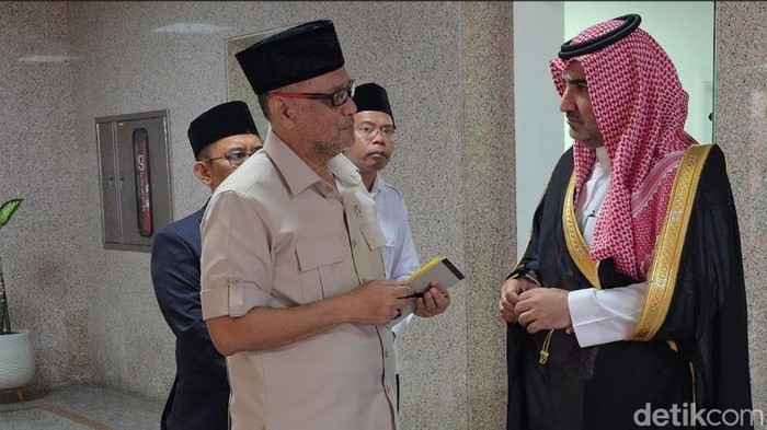 Kepala BP Haji Gus Irfan (depan-kiri) dan Deputi Kemenhaj Arab Saudi (kanan) dalam pertemuan di Jeddah, Arab Saudi (10/6/2025).