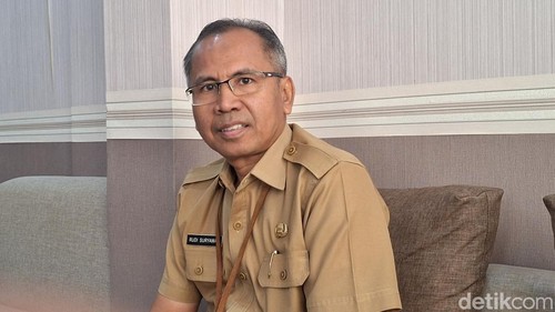 Kepala Dinas Tenaga Kerja (Disnaker) Kota Mataram Rudi Suryawan saat diwawancarai di ruangannya, Selasa (10/6/2025). (Nathea Citra/detikBali)