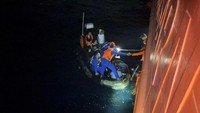 Personel Basarnas Kendari mengevakuasi penumpang KM Alif Berkah 01 rute Kabupaten Konawe Kepulauan menuju Kendari ke atas KN Pacitan di Perairan Pulau Bokori di Konawe, Sulawesi Tenggara, Senin (9/6/2025). ANTARA FOTO/HO-Basarnas