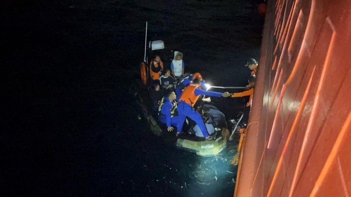 Seorang penumpang KM Alif Berkah 01 rute memeluk ibunya setelah tiba Dermaga Basarnas Kendari usai dievakuasi personel KN Pacitan di Kendari, Sulawesi Tenggara, Senin (9/6/2025). Personel KN Pacitan berhasil mengevakuasi 352 orang penumpang KM Alif Berkah 01 yang kandas di sekitar perairan dangkal Pulau Bokori. 
ANTARA FOTO/HO-Basarnas/jj/nz