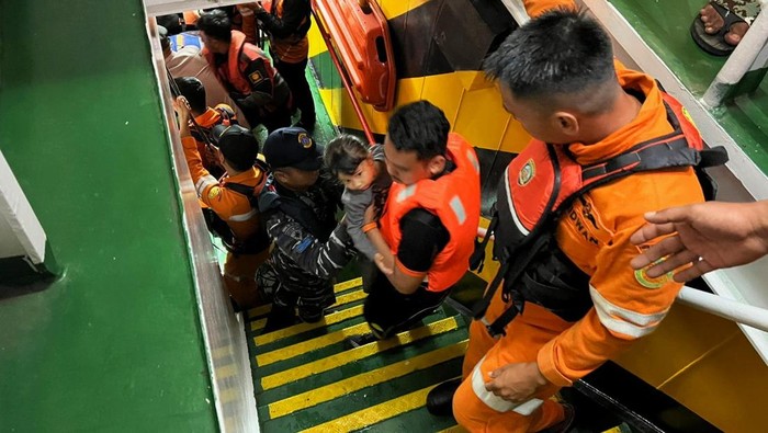 KM Alif Berkah kandas penumpang dievakuasi Seorang penumpang KM Alif Berkah 01 rute memeluk ibunya setelah tiba Dermaga Basarnas Kendari usai dievakuasi personel KN Pacitan di Kendari, Sulawesi Tenggara, Senin (9/6/2025). Personel KN Pacitan berhasil mengevakuasi 352 orang penumpang KM Alif Berkah 01 yang kandas di sekitar perairan dangkal Pulau Bokori.
ANTARA FOTO/HO-Basarnas/jj/nz