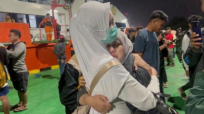 KM Alif Berkah kandas penumpang dievakuasi Seorang penumpang KM Alif Berkah 01 rute memeluk ibunya setelah tiba Dermaga Basarnas Kendari usai dievakuasi personel KN Pacitan di Kendari, Sulawesi Tenggara, Senin (9/6/2025). Personel KN Pacitan berhasil mengevakuasi 352 orang penumpang KM Alif Berkah 01 yang kandas di sekitar perairan dangkal Pulau Bokori.
ANTARA FOTO/HO-Basarnas/jj/nz