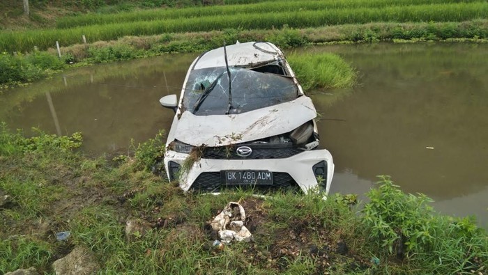 Kondisi mobil yang masuk ke sawah usai tergelincir di Toba, Sumut. (Dok. Istimewa)