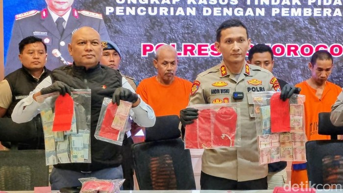 Konferensi pers pengungkapan kasus pecah kaca mobil di Ponorogo.