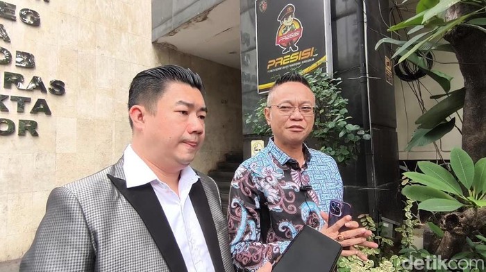 Koordinator Advocate Public Defender sekaligus Sekjen Peradi Bersatu, Ade Darmawan, pelapor ke Roy Suryo diperiksa di Polda Metro