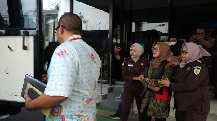 SPT, eks DPRD dan Kades Gemarang, Madiun saat dikeler petugas Kejari setempat