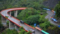 Lapak-lapak pedagang terlihat di kawasan Fly Over Kelok Sembilan, Limapuluhkota, Sumatera Barat, Selasa (10/6/2025). Foto: ANTARA FOTO/Iggoy el Fitra