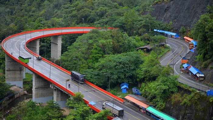 Lapak-lapak pedagang terlihat di kawasan Fly Over Kelok Sembilan, Limapuluhkota, Sumatera Barat, Selasa (10/6/2025). Pemprov Sumbar tahun ini berencana akan merelokasi pedagang yang berjualan di atas jembatan layang itu karena membahayakan pengendara. ANTARA FOTO/Iggoy el Fitra/nz
