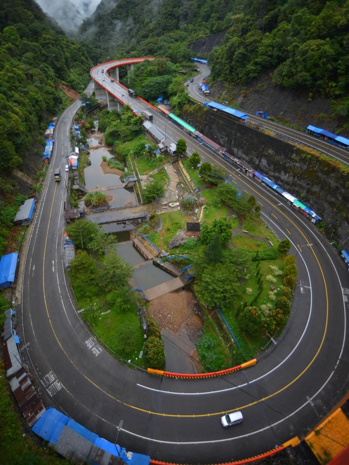 Lapak-lapak pedagang terlihat di kawasan Fly Over Kelok Sembilan, Limapuluhkota, Sumatera Barat, Selasa (10/6/2025). Pemprov Sumbar tahun ini berencana akan merelokasi pedagang yang berjualan di atas jembatan layang itu karena membahayakan pengendara. ANTARA FOTO/Iggoy el Fitra/nz