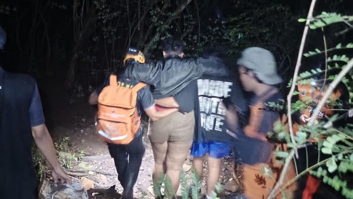 Evakuasi remaja yang kakinya terkilir saat mendaki Gunung Klotok Kota Kediri