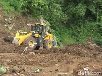 Tebing di Jalur Piket Nol Longsor, Akses Lumajang-Malang Lumpuh