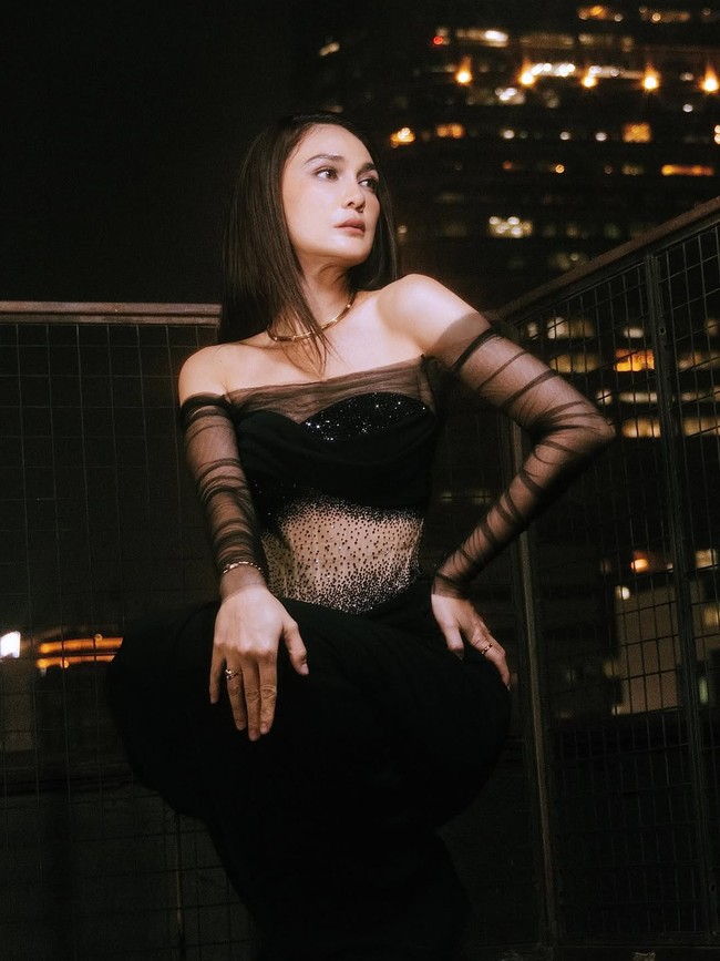 Dengan latar gedung-gedung kota di malam hari, penampilan Luna terasa seperti karakter femme fatale dari film noir masa kini—elegan dan memikat. Foto: Instagram/@hiantjen